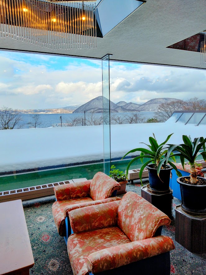 洞爺観光ホテルラウンジからの洞爺湖の眺め