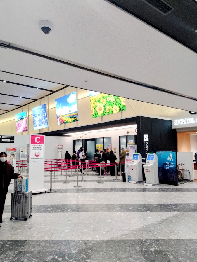 新千歳空港　国内線保安検査付近