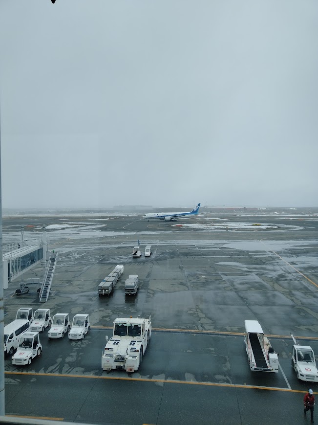 新千歳空港　搭乗待合室　窓から見える飛行機と滑走路