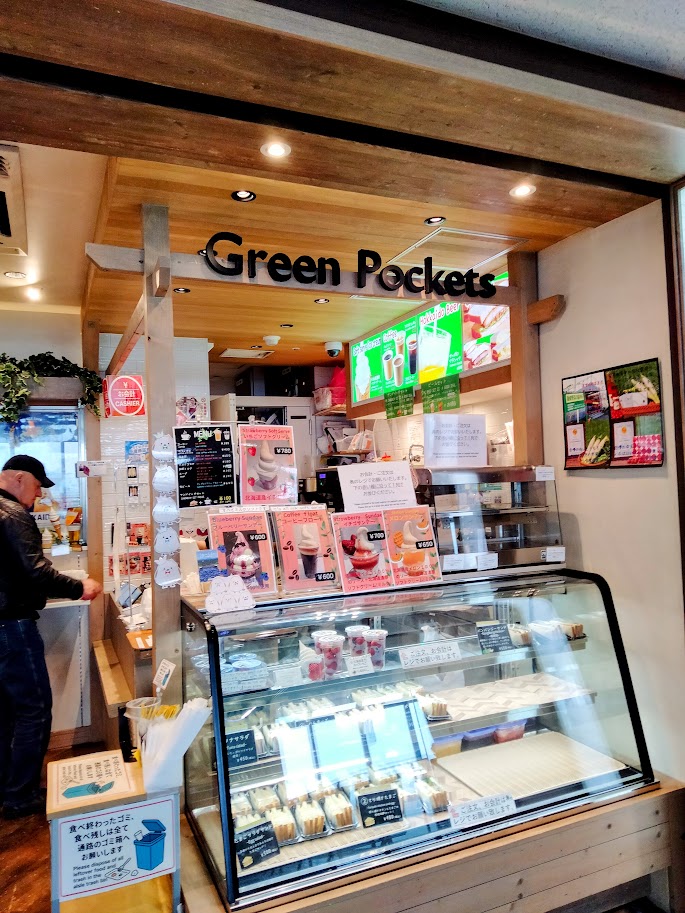 新千歳空港　搭乗待合室　Green Pockets　サンドイッチがならぶガラスケース