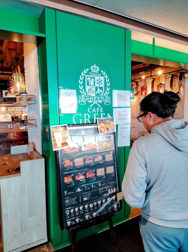 新千歳空港保安検査後エリア　カフェグリーン十勝　メニュー看板