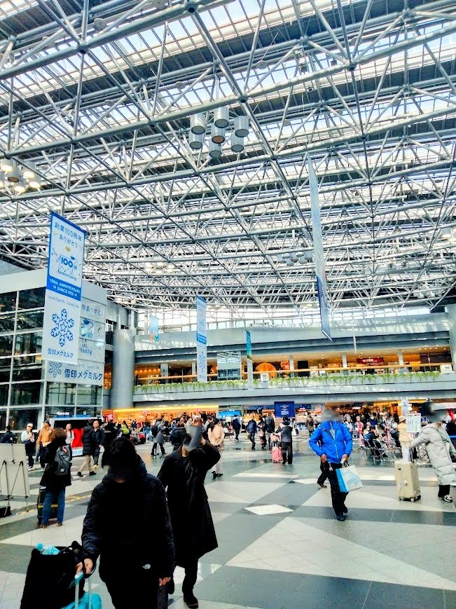 新千歳空港　センタープラザ　スーツケース押し歩く人々