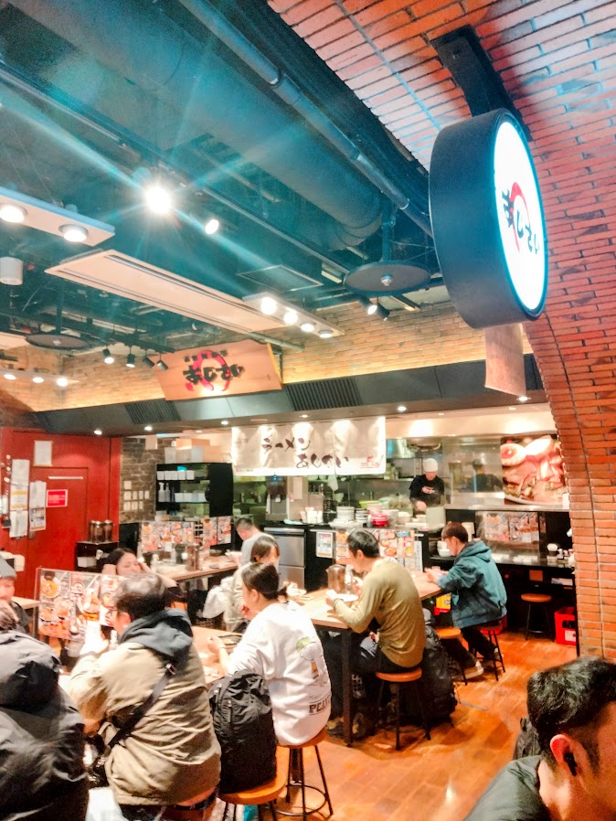新千歳空港　ラーメン道場　麺工房あじさい　店内に多くの客が座っている