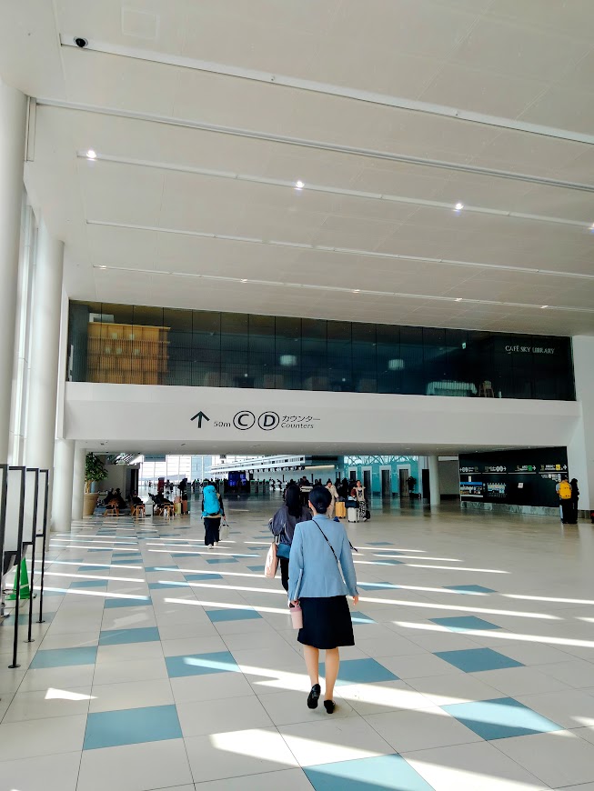 新千歳空港　国際線ターミナル　歩く空港職員