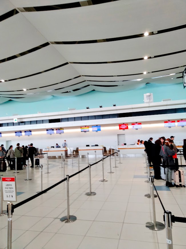 新千歳空港　国際線　チェックインカウンター　ならぶ人々