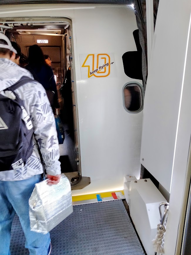 タイガーエアー機内入り口　乗り込む人々