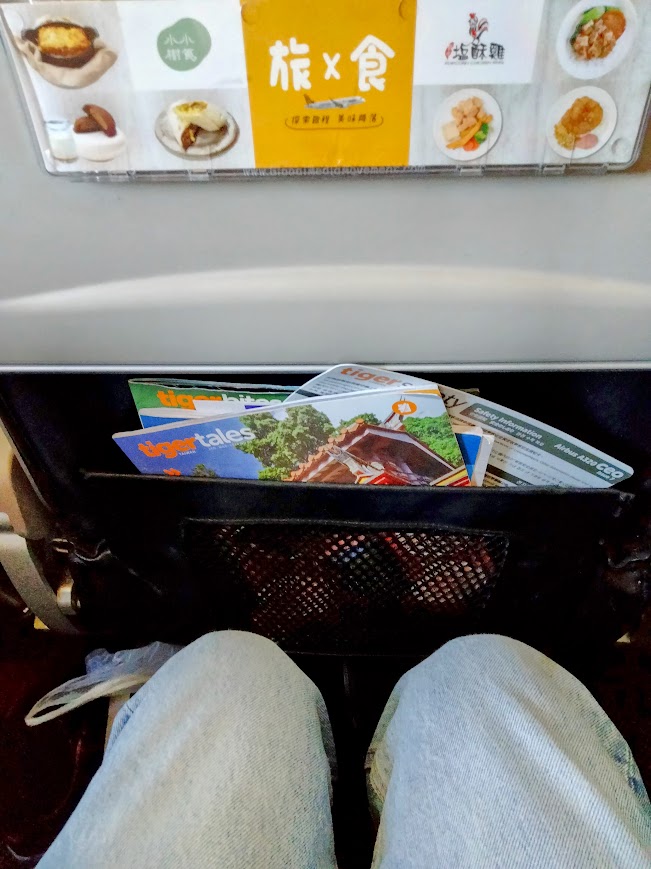 タイガーエアーの機内　シートの足元　狭め