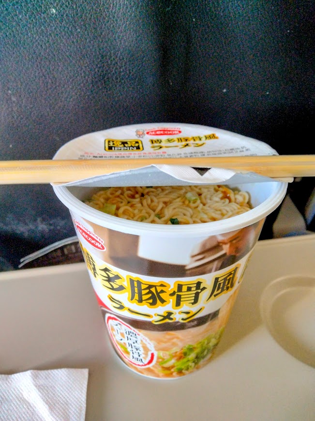 タイガーエアー　機内　機内食　博多風豚骨ラーメン　お湯を入れて出来上がるの待つ