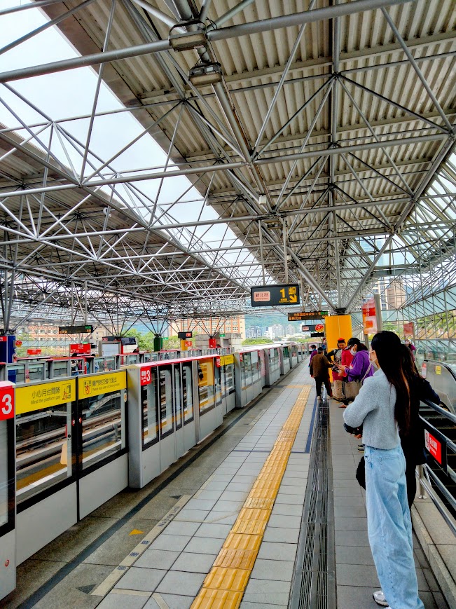 台北市内　MRT駅構内　プラットホーム　並ぶ人々