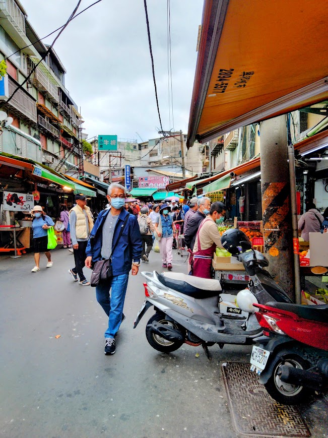 台北市内　市場　多くの人々　
