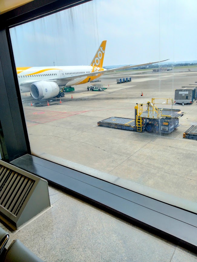 桃園空港の滑走路　Scootの飛行機が窓から見える