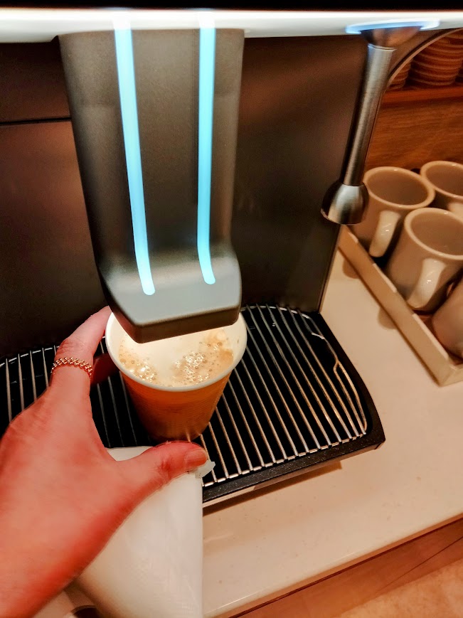 スーパーラウンジアネックス　コーヒーマシーンでコーヒーを入れる