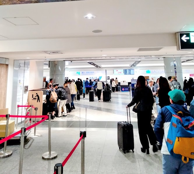 新千歳空港　チェックインカウンター　並ぶ人々