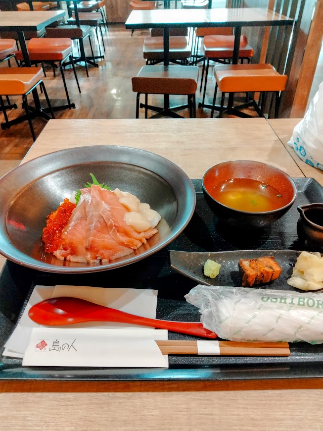 新千歳空港保安検査後搭乗待合室フードコート内 島の人 三種の海鮮丼 汁物、昆布締めなど