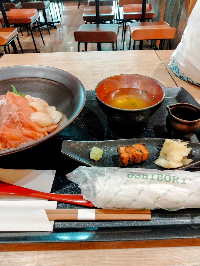 新千歳空港　搭乗待合室　「島の人」3種の海鮮丼