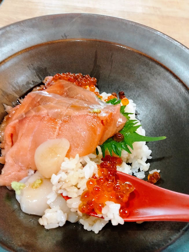 新千歳空港保安検査後 北海道フードコート 「島の人」三種の海鮮丼 ホタテ、いくら、サーモン