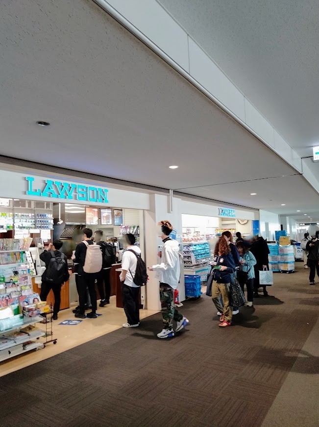 新千歳空港ローソンゲートラウンジ店　　店に並ぶ人々