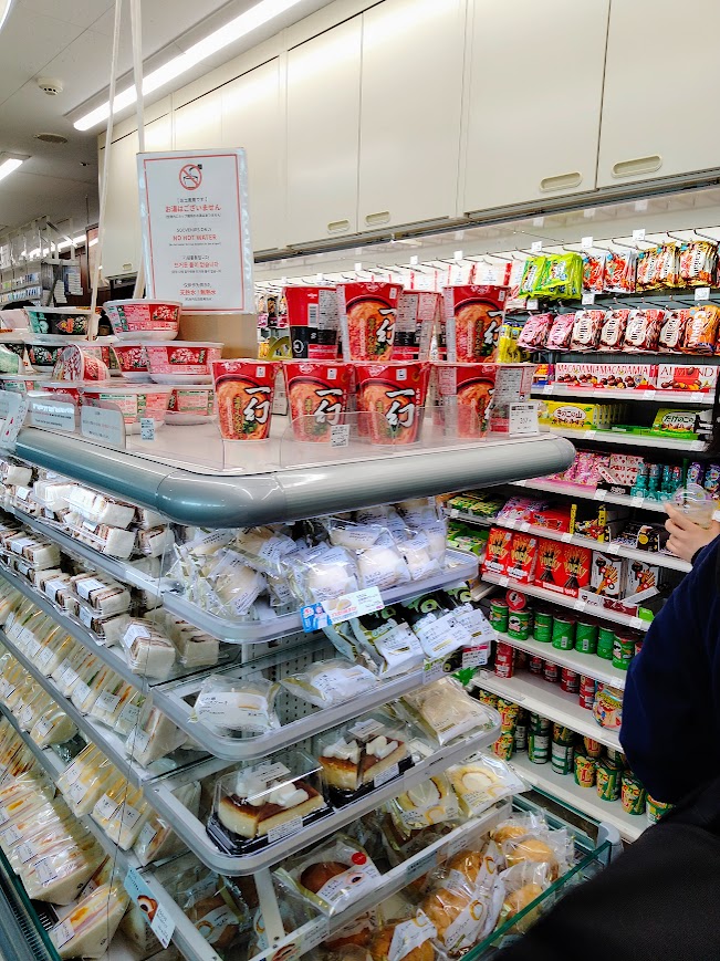 ローソン新千歳空港ゲートラウンジ店内　えびそば一幻カップ麺などが陳列されている