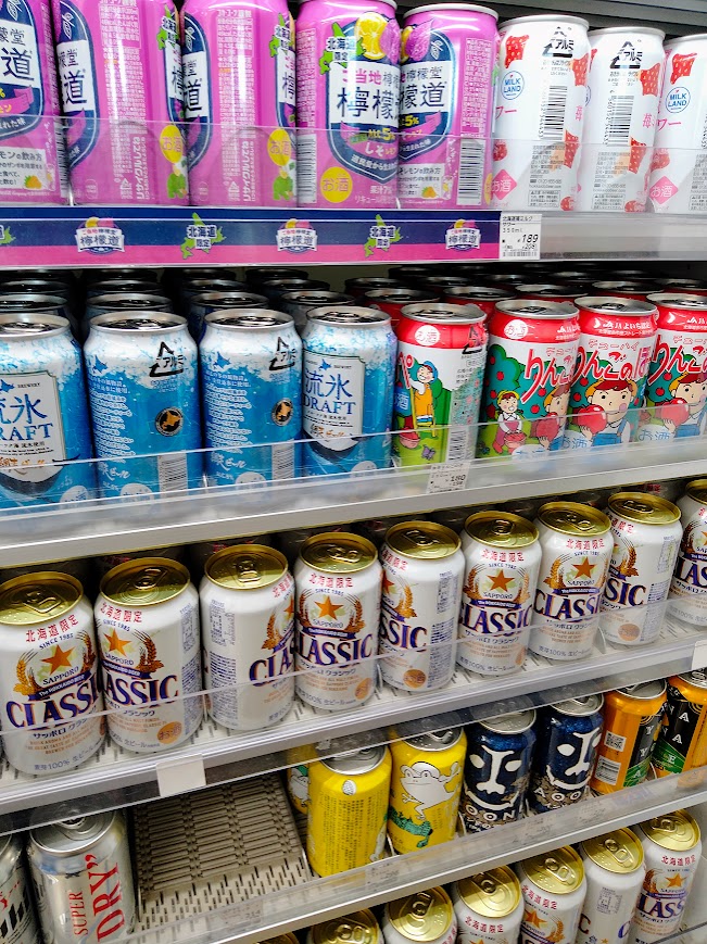ローソン新千歳空港ゲートラウンジ店　店内に並ぶ、北海道限定サッポロクラッシックビールと流氷ドラフトビールなど