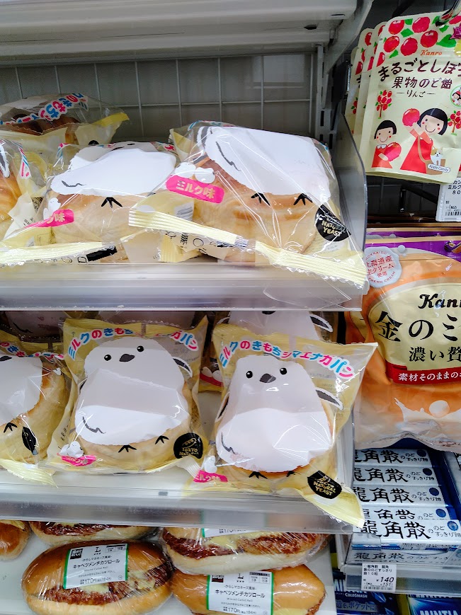 新千歳空港ローソンゲートラウンジ店
店内にならぶシマエナガパン