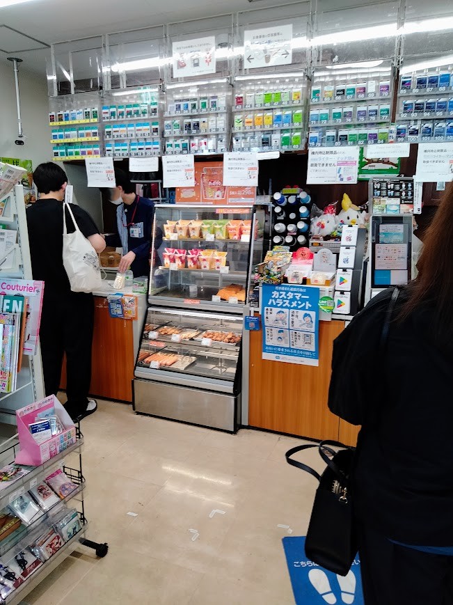 新千歳空港ローソン
ゲートラウンジ店会計カウンターでお会計をする人