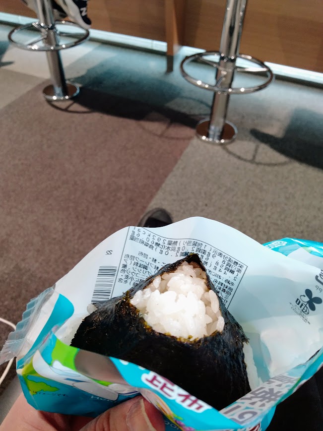 新千歳空港ローソンで購入した北海道限定シマエナガがらおにぎり