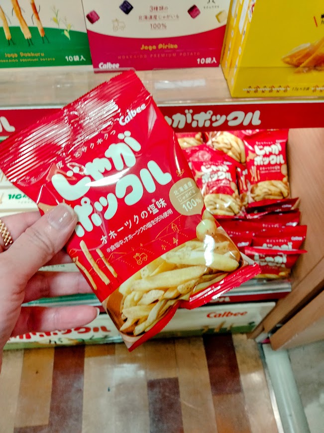 じゃがポックルを手に持っている