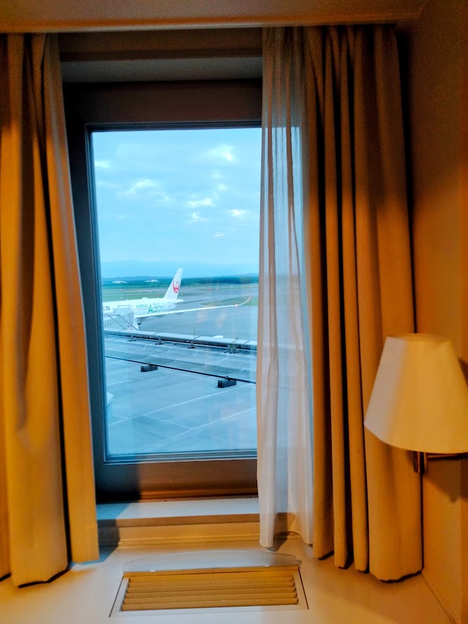 客室窓からJALの航空機が見えている