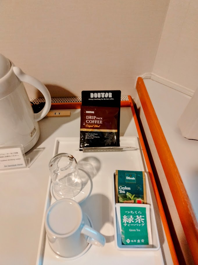 客室内にある、緑茶ティーパック、コーヒー、紅茶やグラス