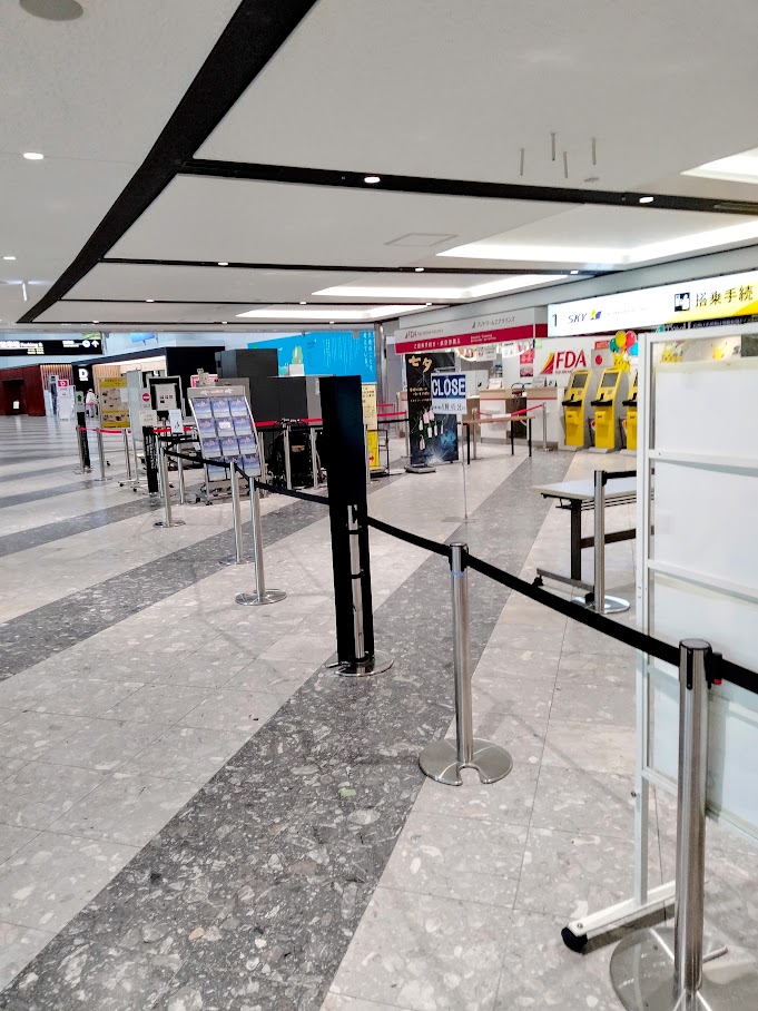 早朝の人通りが少ない空港カウンター