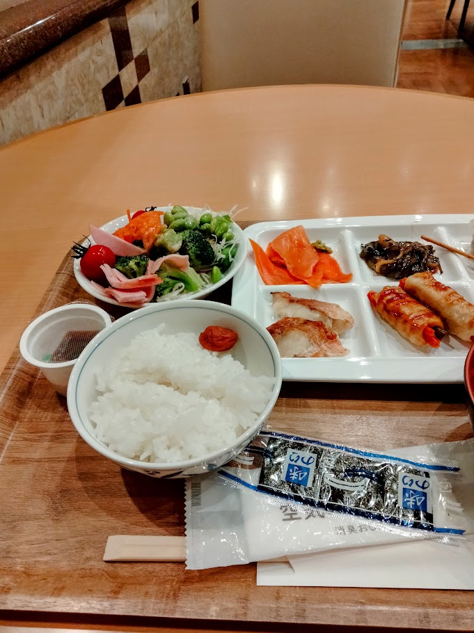 お盆に乗った自分で選んできた食事