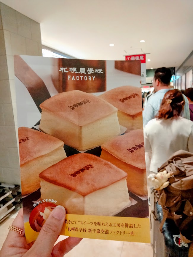 札幌農学校のチラシを手に持って列にならんでいる