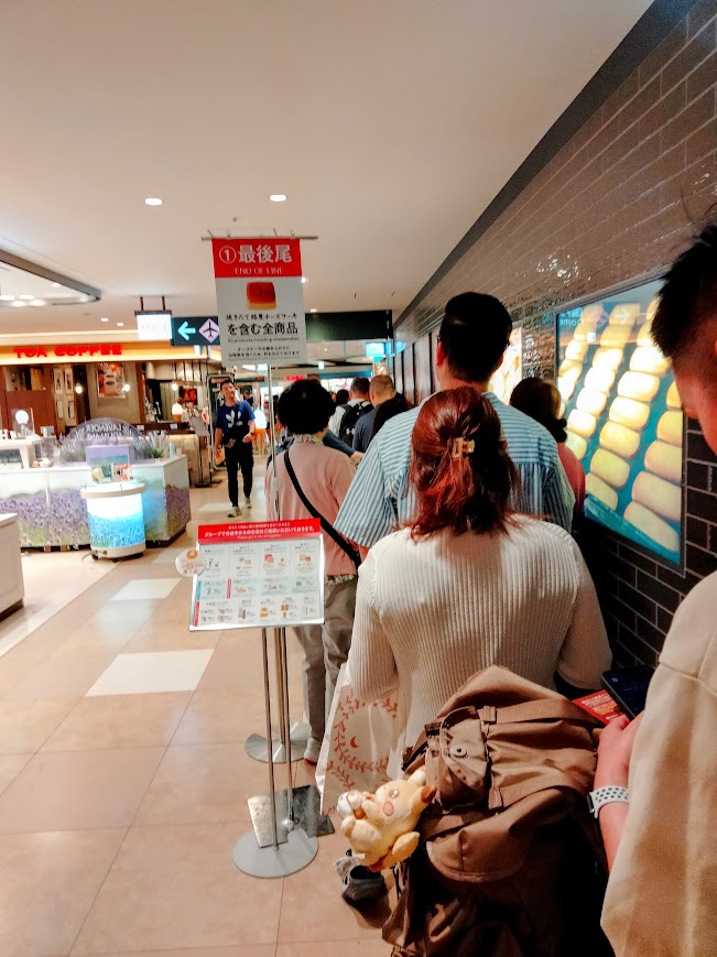 札幌農学校チーズケーキを買うために並んでいる人々