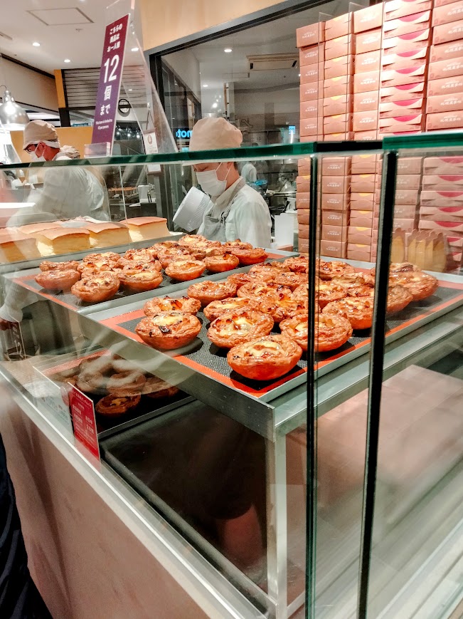 店舗に並べれている焼きたての北海道アップルパイ