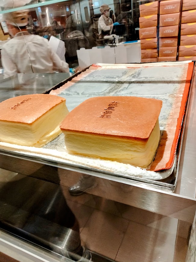 店舗に並べられている焼きたての酪農チーズケーキ