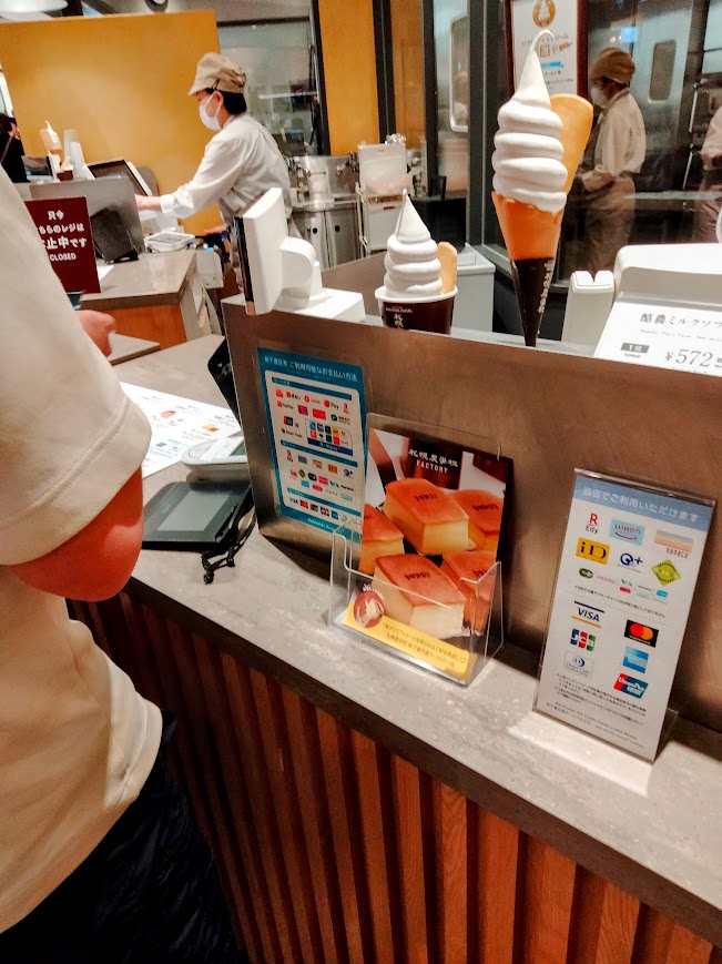札幌農学校店舗レジ前。ソフトクリームの見本やレジを打つ店員