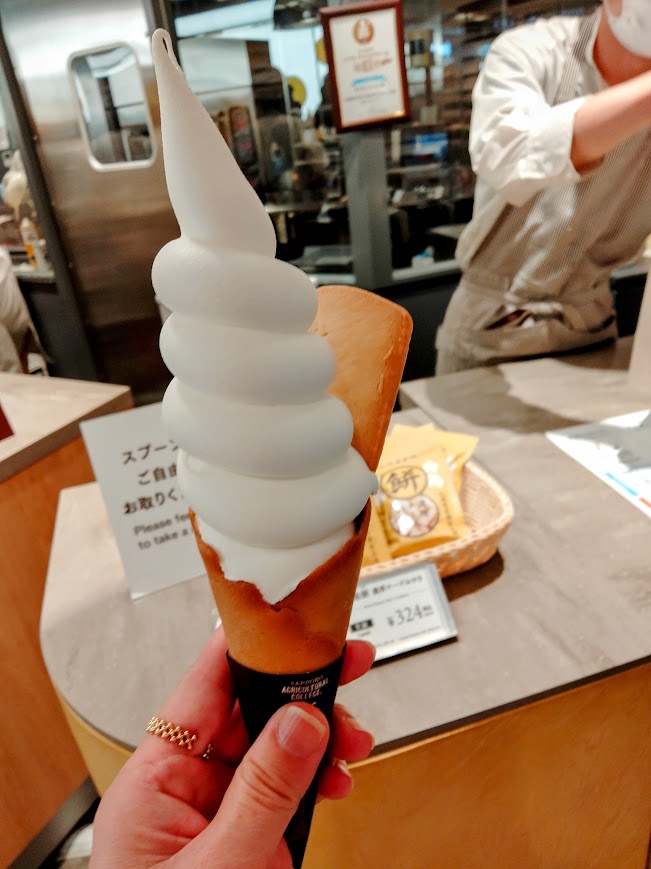 酪農ミルクソフトを手に持っている
