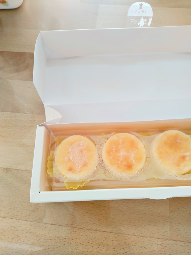 チーズスフレの箱を開けて中身が見える 4個入り