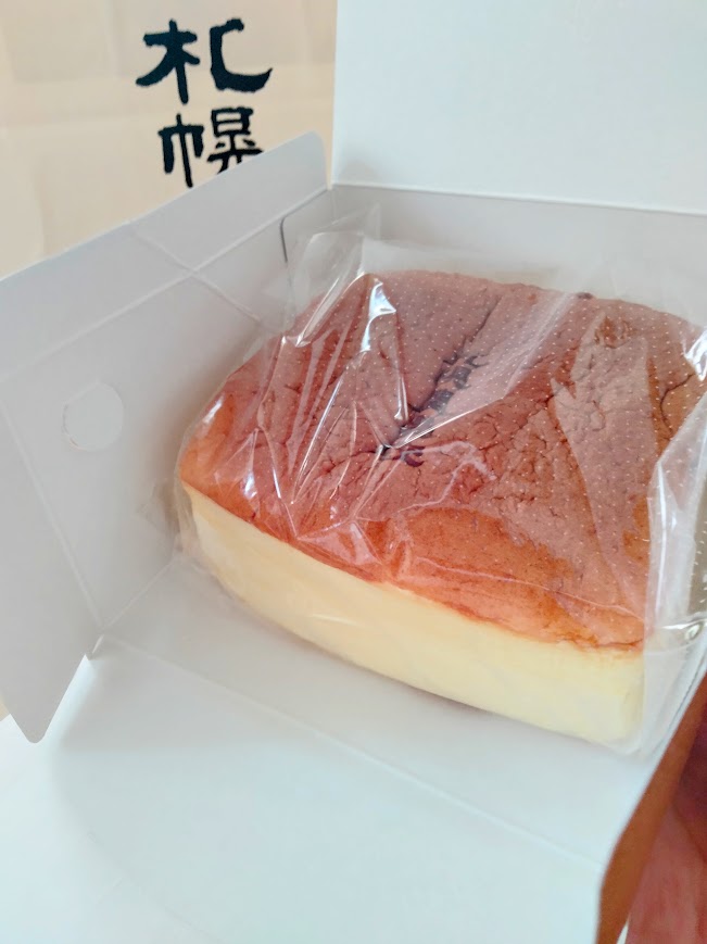 酪農チーズケーキの箱を開けてケーキが見える