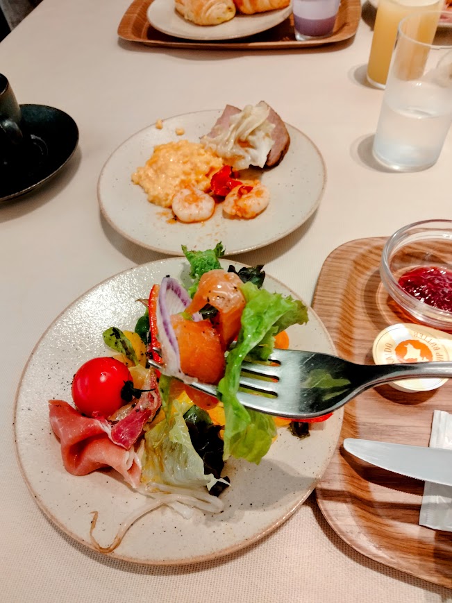 バイキングで選んだ料理が皿の上にある